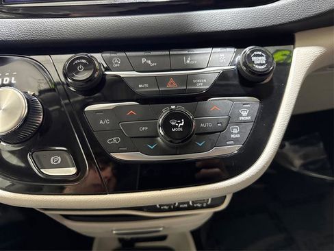 Used 2023 Chrysler Pacifica Touring-L image 27
