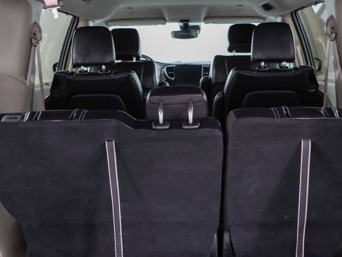 Used 2023 Chrysler Pacifica Touring-L FWD image 30