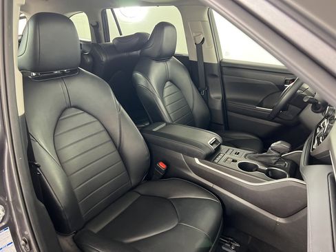 Used 2022 Toyota Highlander XLE image 26