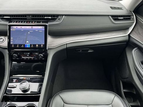 Used 2023 Jeep Grand Cherokee L Limited image 19