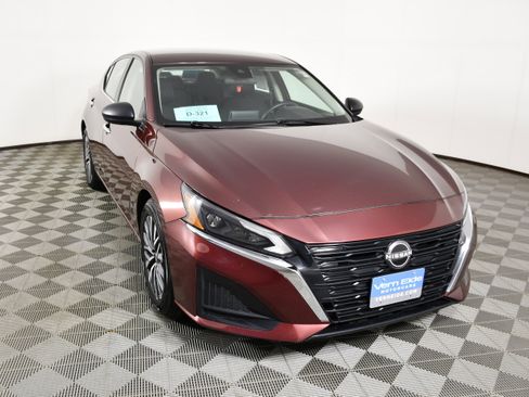 Used 2024 Nissan Altima 2.5 SV FWD image 3