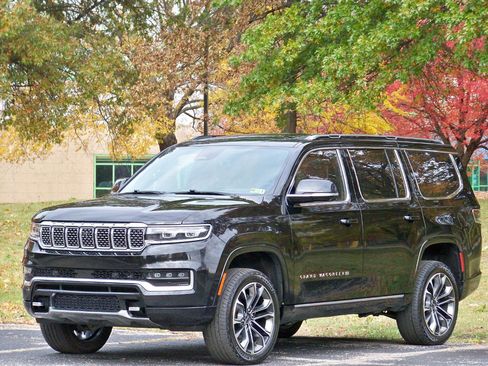 Used 2022 Jeep Grand Wagoneer Series III w/ Rear Seat Video Group 1 AWD/4WD image 2