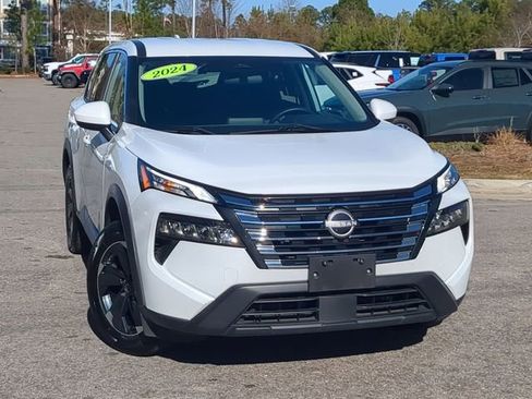 Used 2024 Nissan Rogue SV image 2