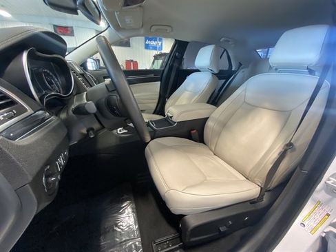 Used 2023 Chrysler 300 Touring L w/ Comfort Group image 11