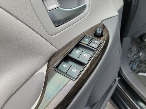 Certified 2020 Toyota Sienna XLE FWD image 19