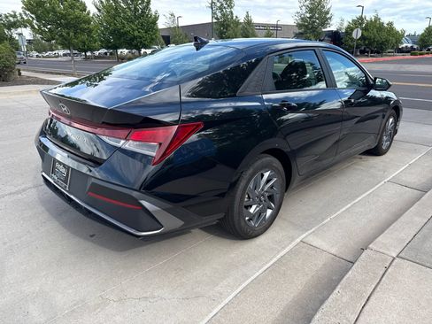 Used 2024 Hyundai Elantra SEL FWD image 5