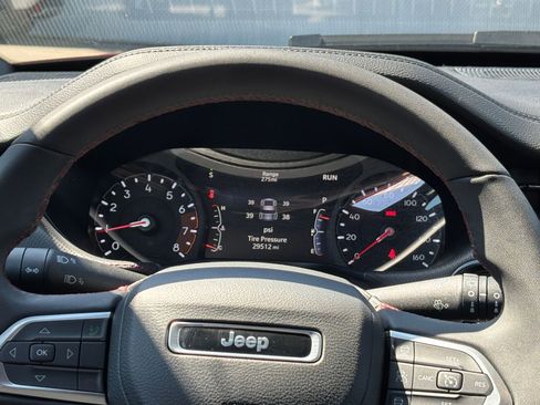 Used 2025 Jeep Compass Trailhawk AWD/4WD image 39