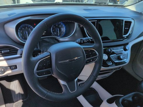 Used 2023 Chrysler Pacifica Touring-L FWD image 9