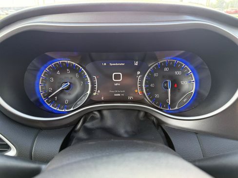 Used 2023 Chrysler Pacifica Touring-L FWD image 9
