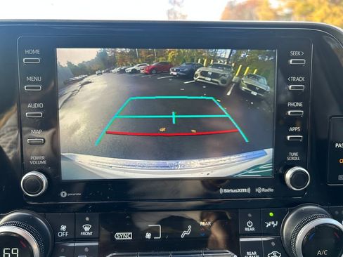 Used 2020 Toyota Highlander XLE image 41