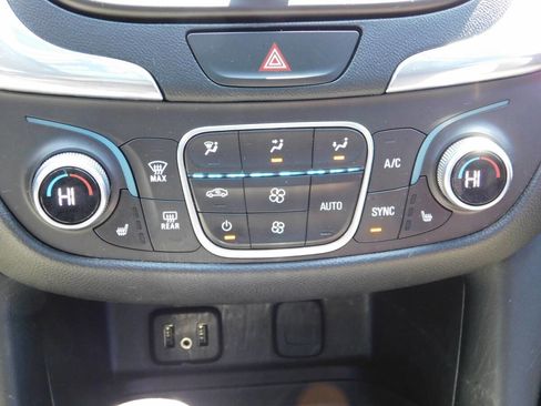 Used 2018 Chevrolet Equinox LT w/ Sun & Infotainment Package FWD image 16