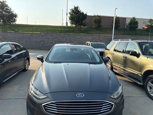 Used 2020 Ford Fusion SE FWD image 1