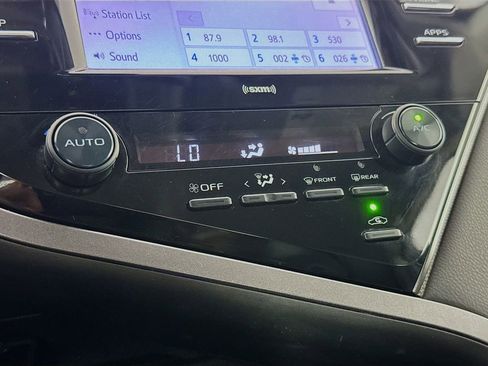 Used 2020 Toyota Camry SE image 18