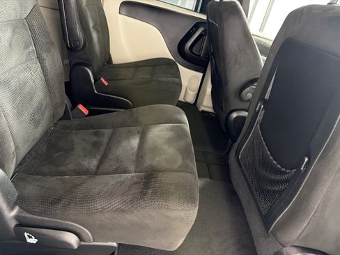 Used 2016 Dodge Grand Caravan SXT w/ UConnect Hands-Free Group FWD image 19