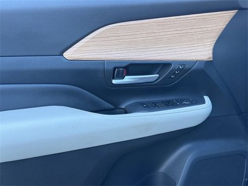 Used 2025 Toyota Grand Highlander AWD image 28