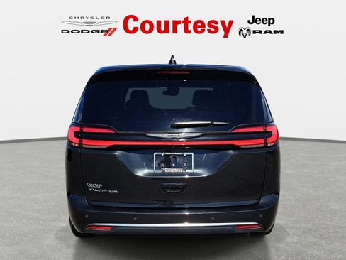 Used 2023 Chrysler Pacifica Touring FWD image 6
