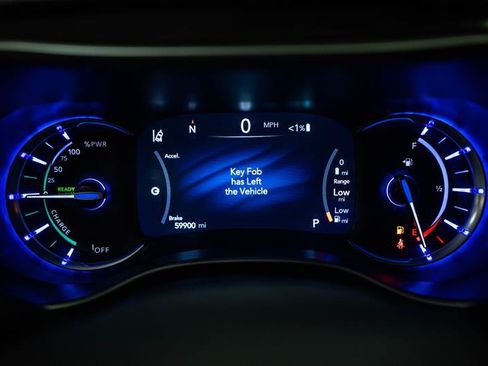 Used 2023 Chrysler Pacifica Touring-L FWD image 17