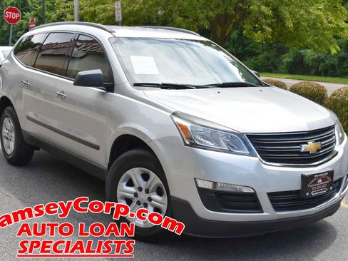 Used 2017 Chevrolet Traverse LS FWD image 1
