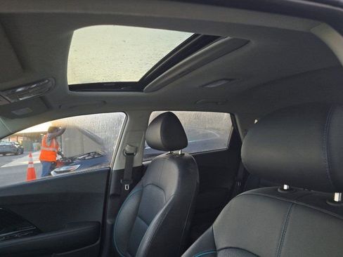 Used 2022 Kia Niro EX Premium w/ Cold Weather Package image 10