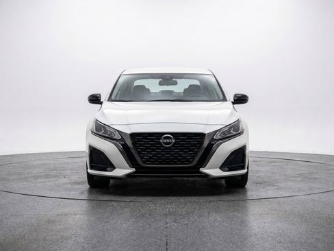 Used 2025 Nissan Altima 2.5 SV FWD image 2