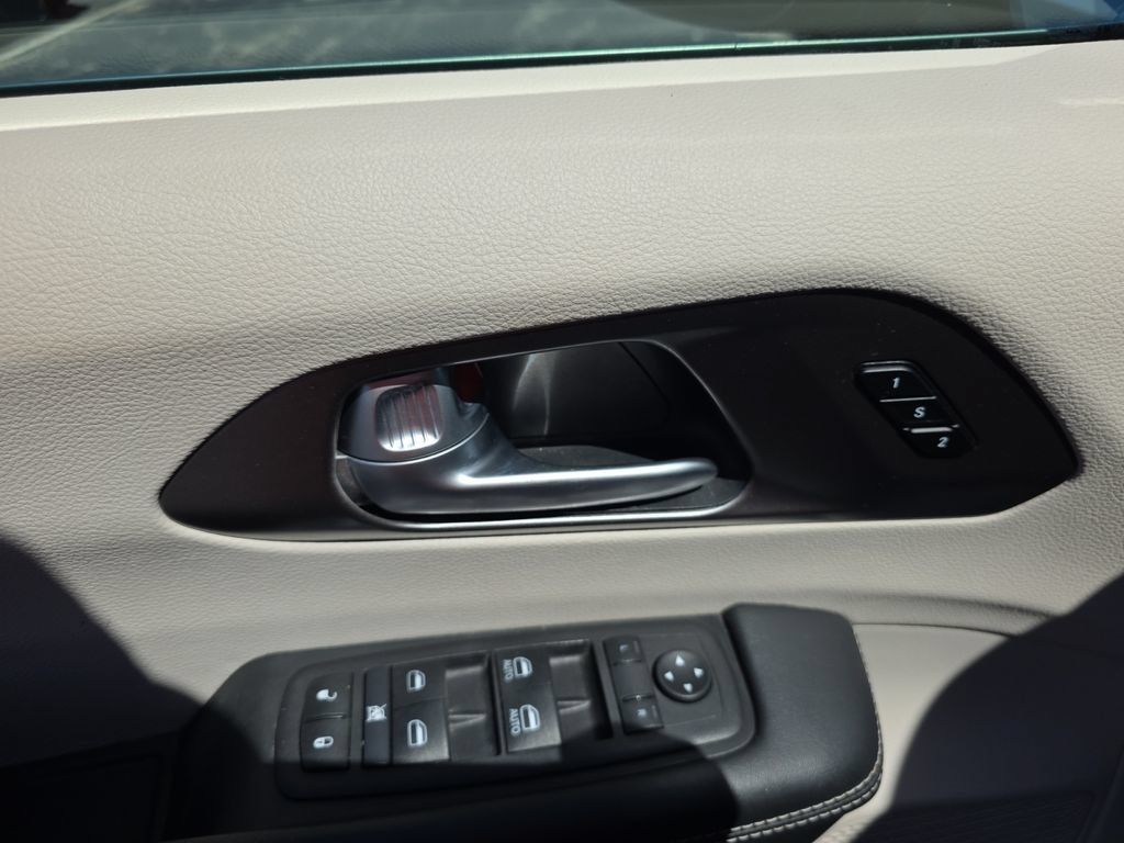 Used 2024 Chrysler Pacifica Touring-L FWD image 14