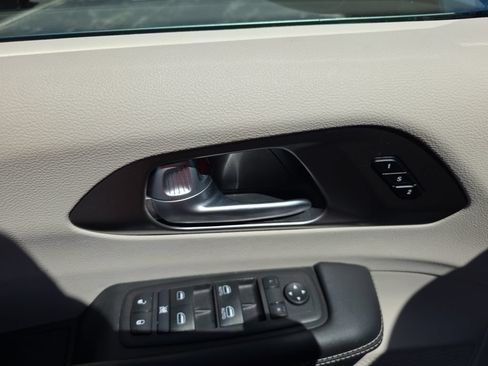 Used 2024 Chrysler Pacifica Touring-L FWD image 14