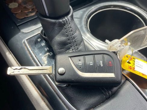 Used 2018 Toyota Camry SE FWD image 12