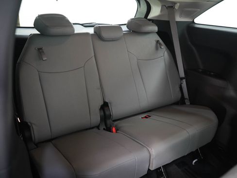 Used 2025 Toyota Sienna XLE w/ XLE Plus Package AWD/4WD image 15
