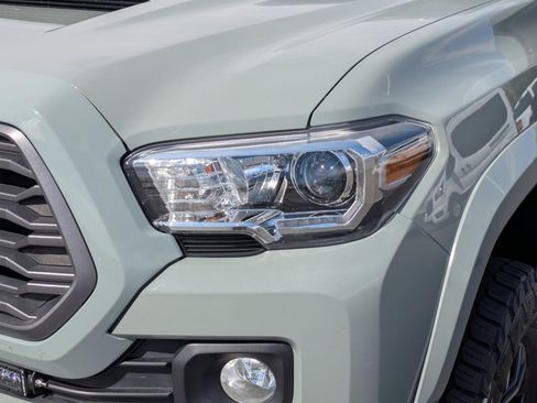 Used 2022 Toyota Tacoma TRD Sport w/ Technology Package image 9