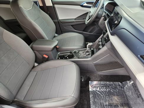 Used 2024 Volkswagen Taos SE image 19