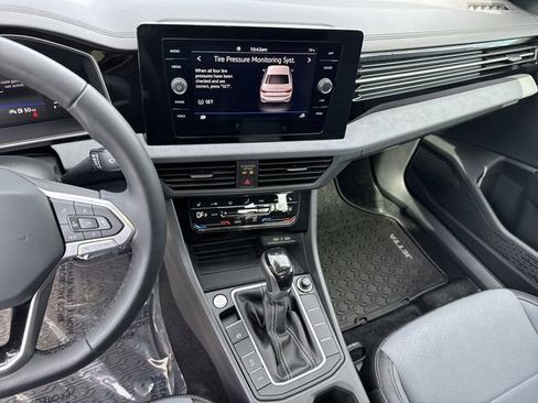Used 2025 Volkswagen Jetta SE FWD image 28