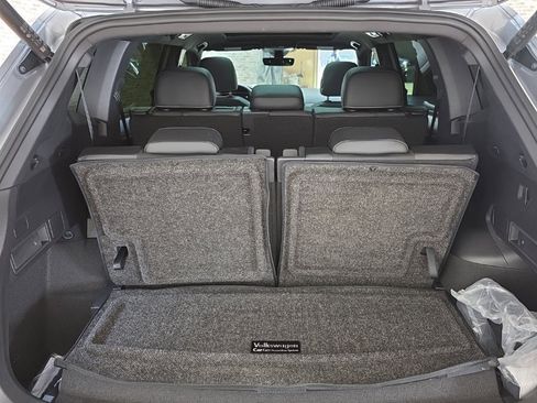 Used 2024 Volkswagen Tiguan SE R-Line image 12