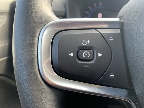 Used 2025 Volvo XC40 B5 Plus image 19