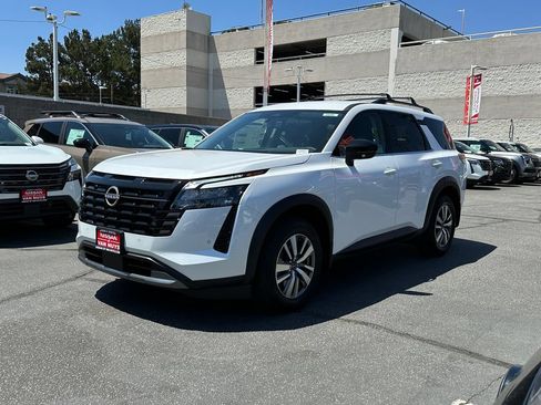 New 2026 Nissan Pathfinder SL FWD image 2