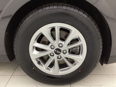 Used 2024 Kia Carnival LX FWD image 43