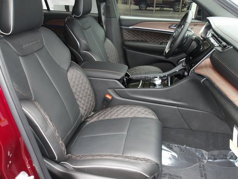 New 2025 Jeep Grand Cherokee Summit image 17