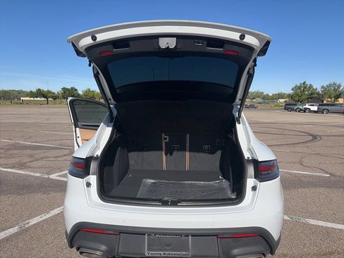 Used 2025 Porsche Macan AWD/4WD image 25