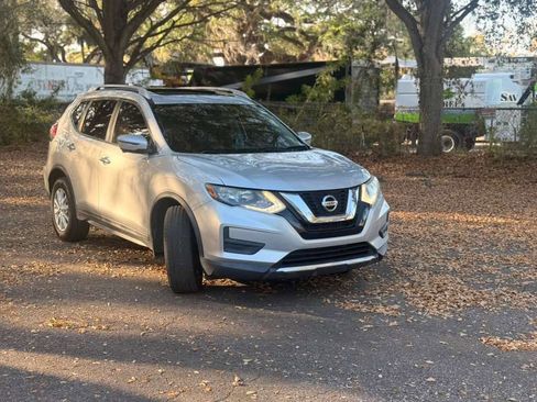 Used 2017 Nissan Rogue SV image 3