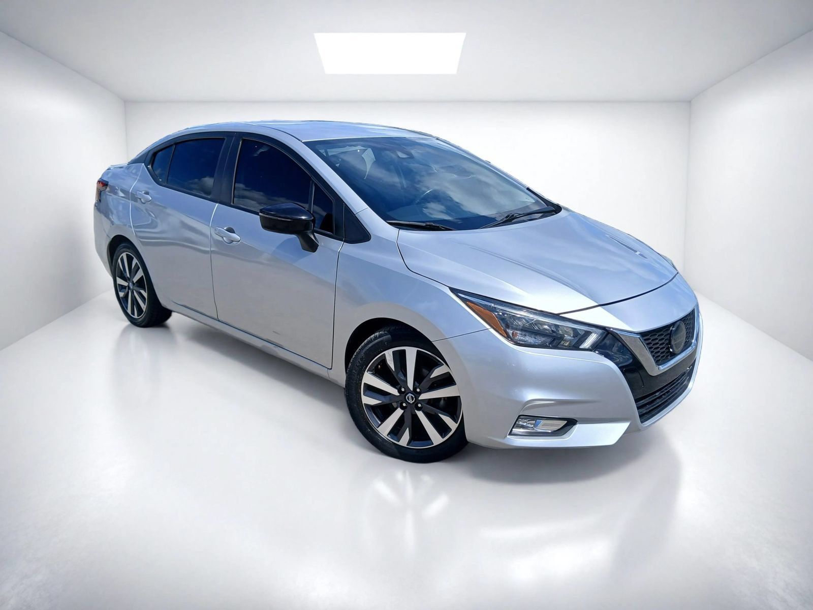 Used 2020 Nissan Versa SR w/ Convenience Package FWD image 1