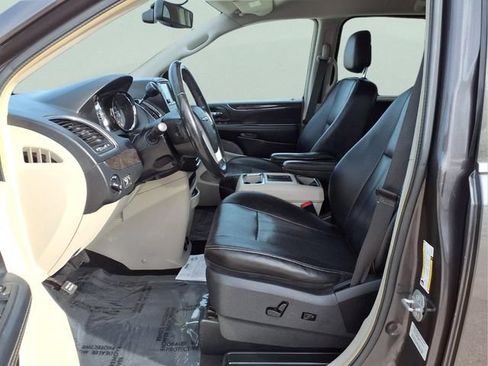 Used 2015 Chrysler Town & Country Touring-L w/ Driver Convenience Group FWD image 17