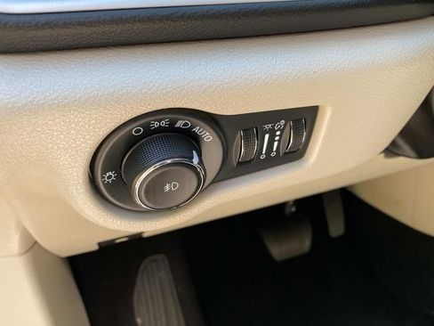 Used 2024 Chrysler Pacifica Touring-L FWD image 16