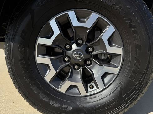 Used 2021 Toyota Tacoma TRD Off-Road w/ TRD Premium Off Road Package AWD/4WD image 9