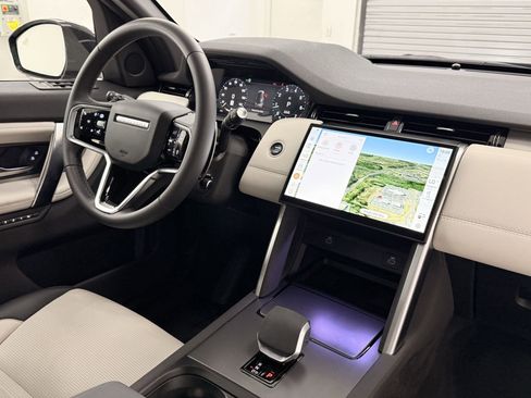 New 2025 Land Rover Discovery Sport Dynamic SE image 4