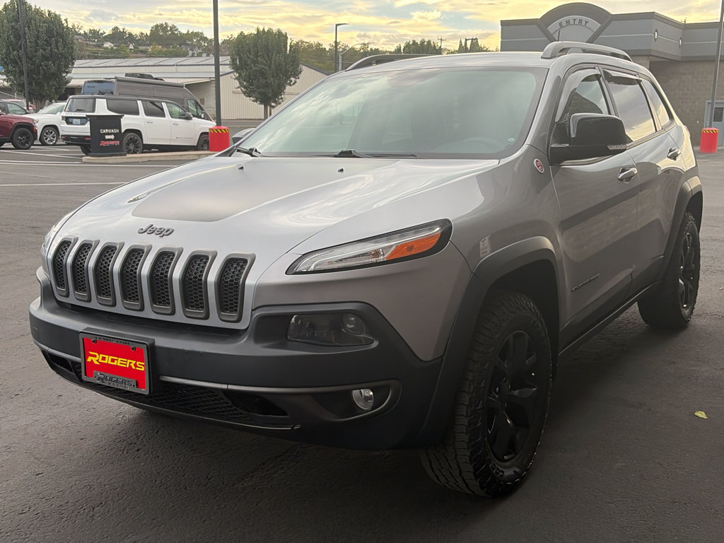 Used 2016 Jeep Cherokee Trailhawk w/ Comfort/Convenience Group AWD/4WD image 3