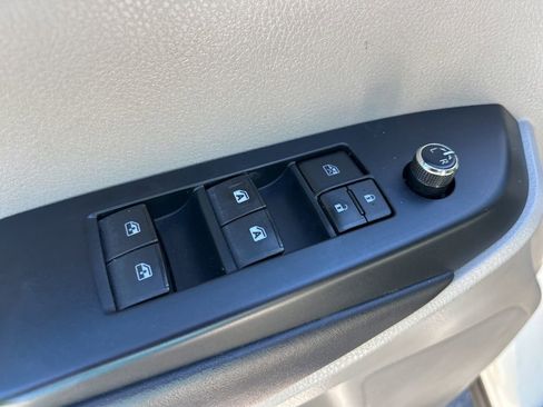 Used 2017 Toyota Highlander XLE image 19