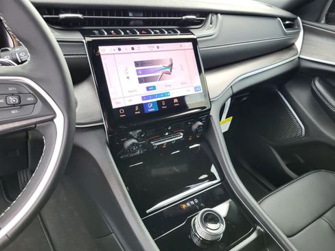 New 2025 Jeep Grand Cherokee Limited w/ Black Appearance Package image 18