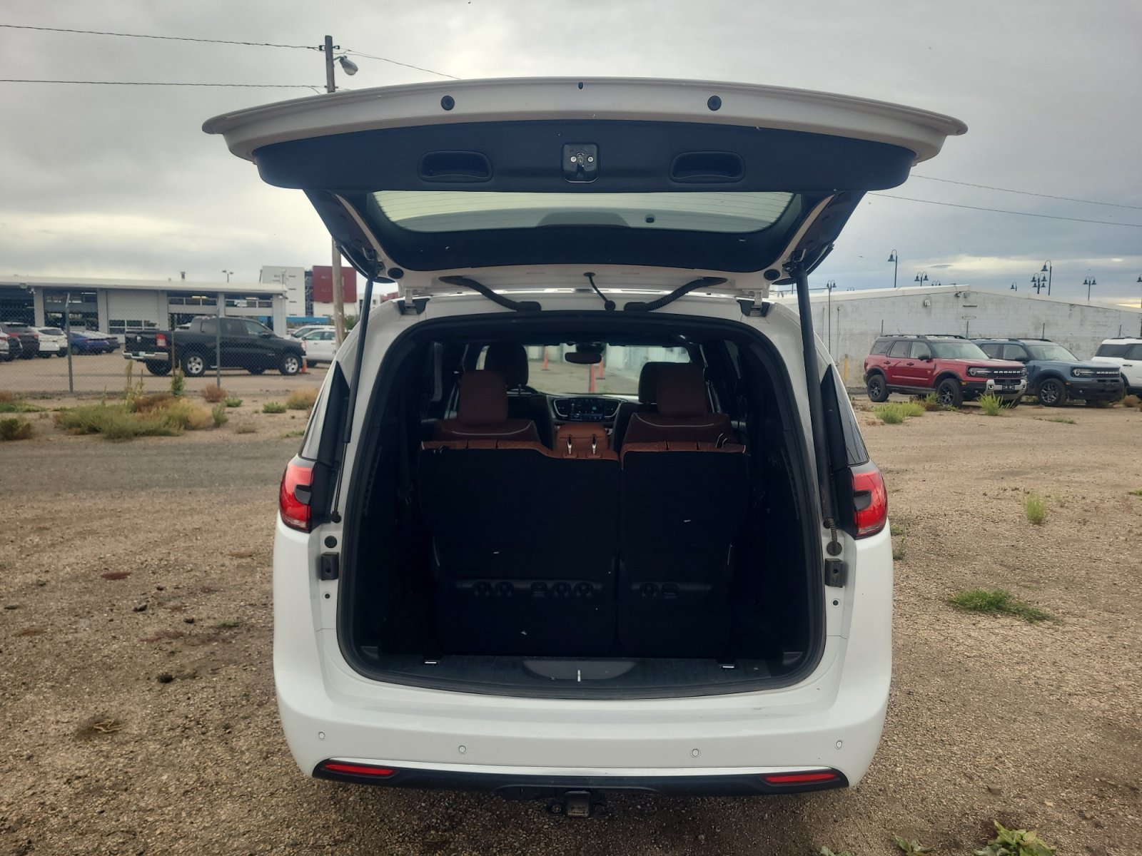 Used 2026 Chrysler Pacifica Pinnacle w/ Trailer Tow Group AWD/4WD image 34