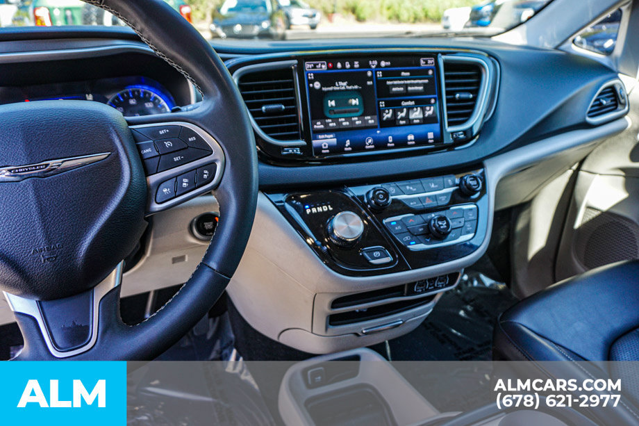 Used 2023 Chrysler Pacifica Touring-L FWD image 39