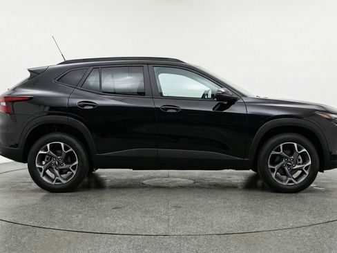 Used 2025 Chevrolet Trax LT w/ LT Convenience Package image 11