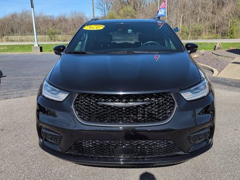 Used 2021 Chrysler Pacifica Touring-L w/ Uconnect Theater Family Group image 3